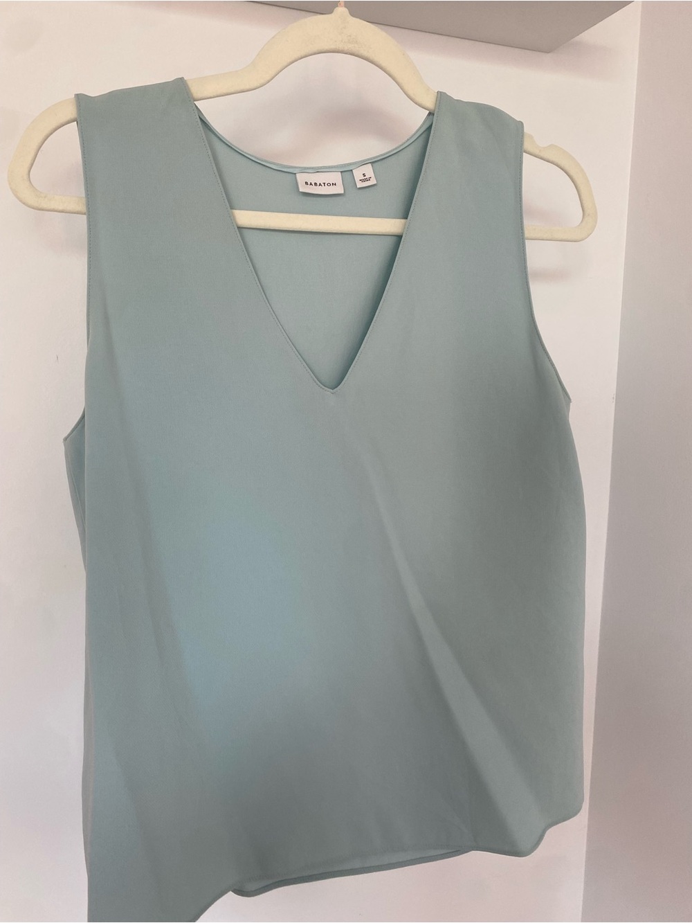 BABATON Sleeveless V-Neck Blouse